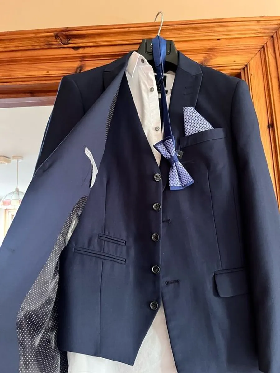 Debs suit - Image 2