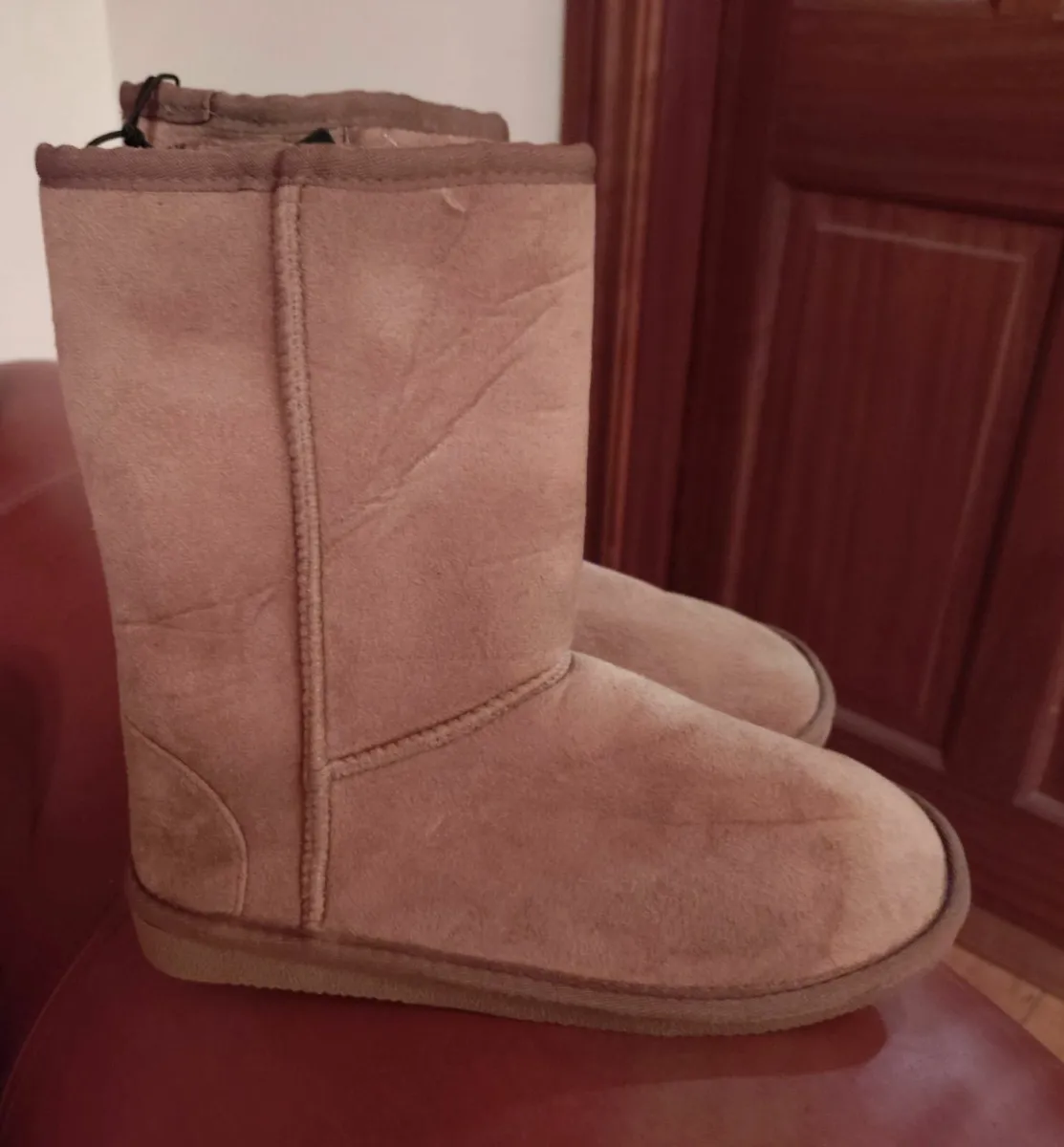 FAUX FUR LINED BOOTS (4 UK, EURO 37) BRAND NEW. - Image 1
