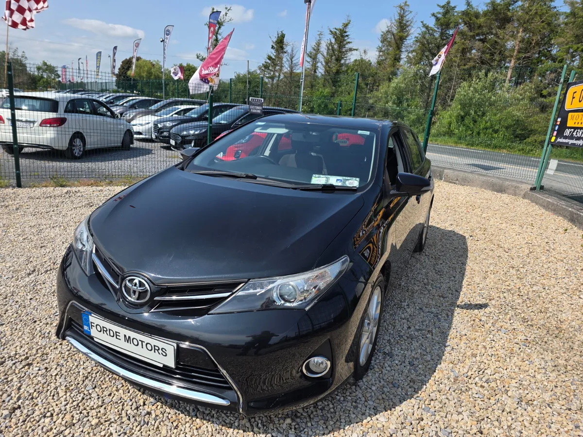 Toyota Auris 2015 - Image 2