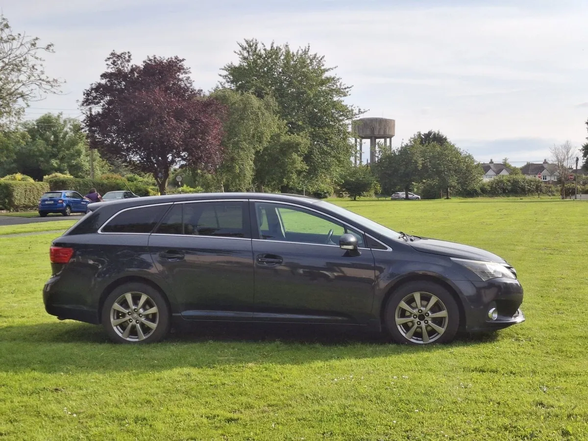 2012 Toyota Avensis - Image 2