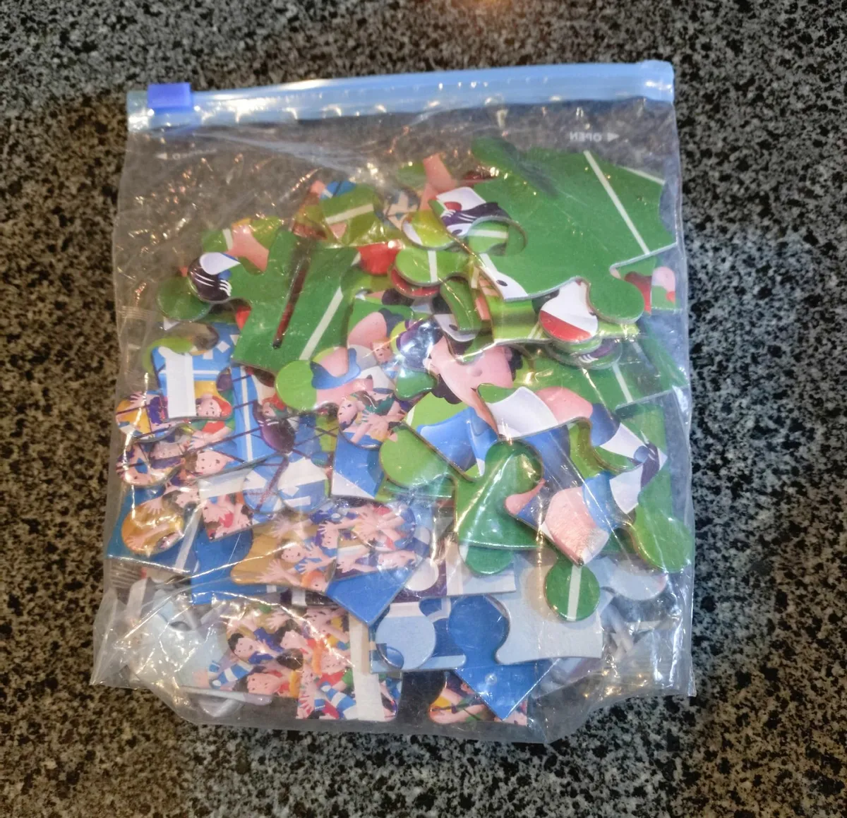 FOOTBALL/SOCCER JIGSAW PUZZLE (USED). - Image 1