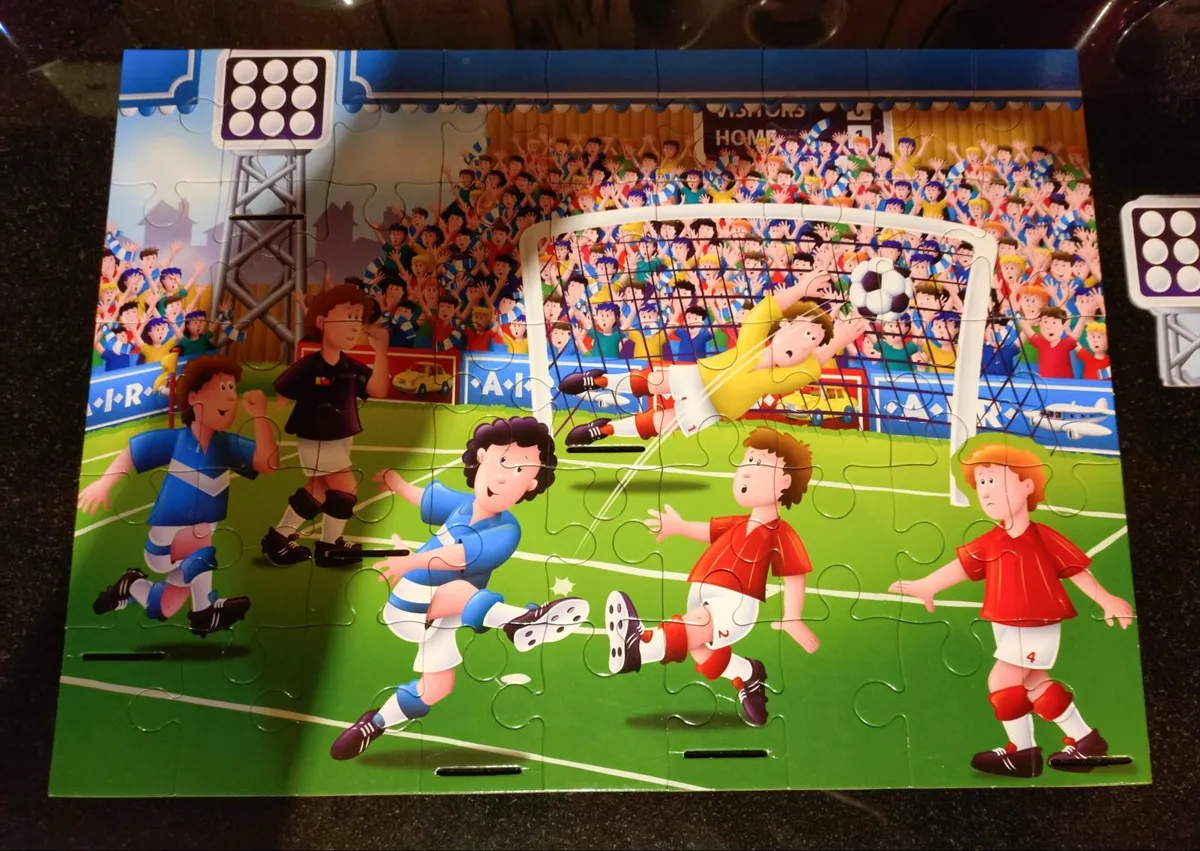 FOOTBALL/SOCCER JIGSAW PUZZLE (USED). - Image 2