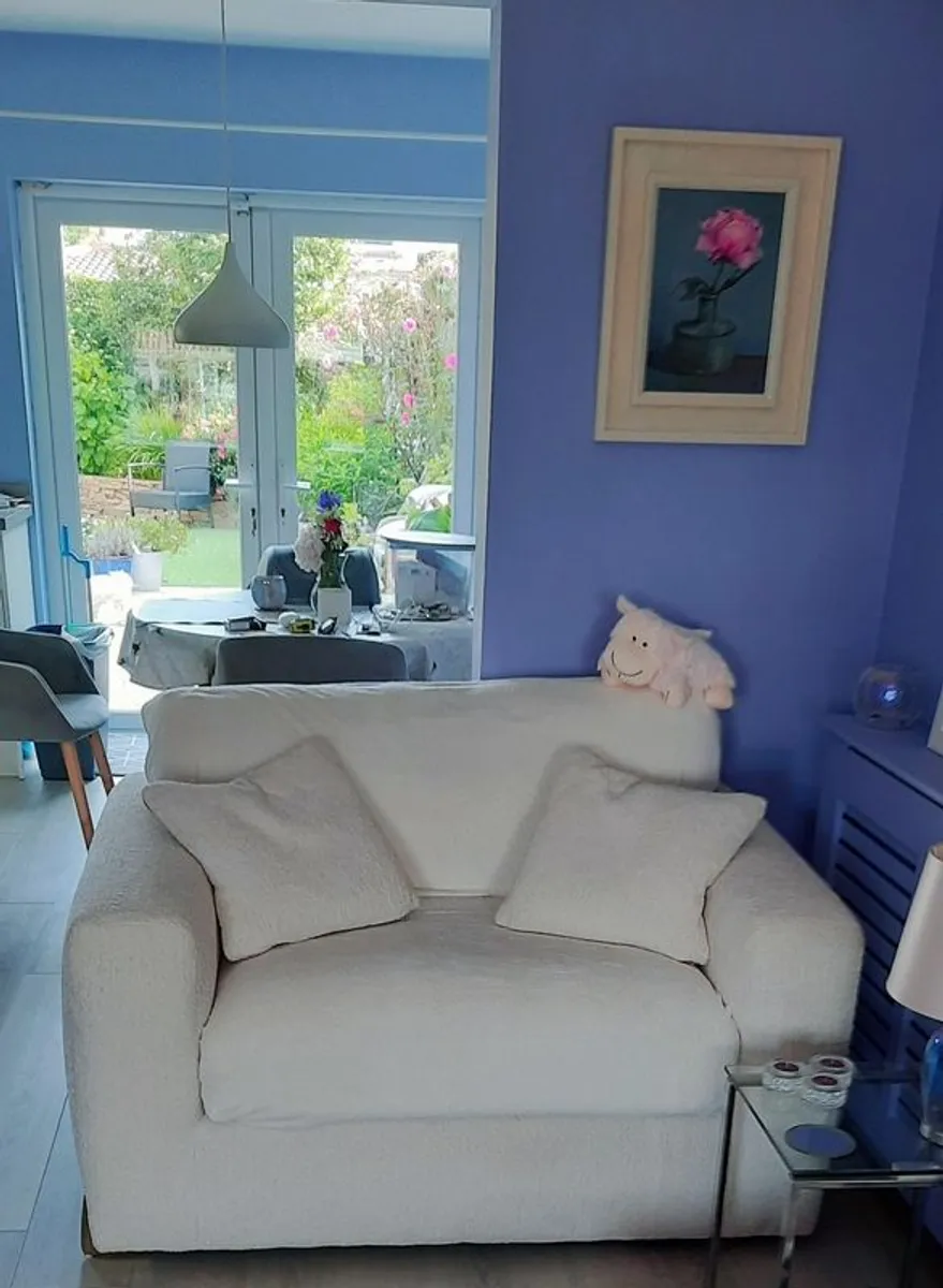 Beautiful Loveseat. - Image 1