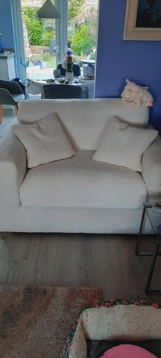 Beautiful Loveseat. - Image 3