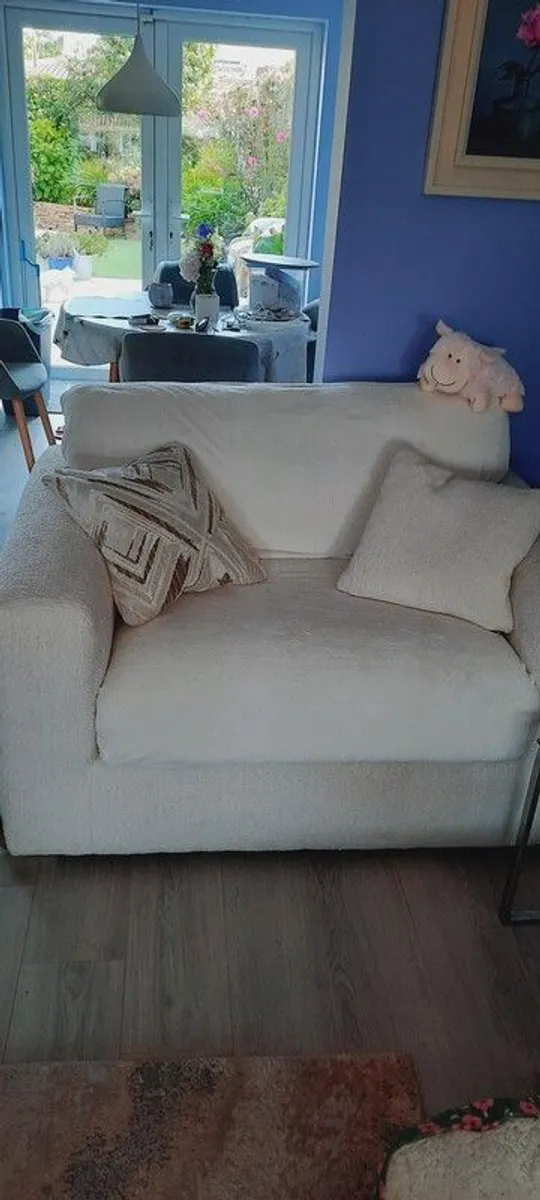 Beautiful Loveseat. - Image 4