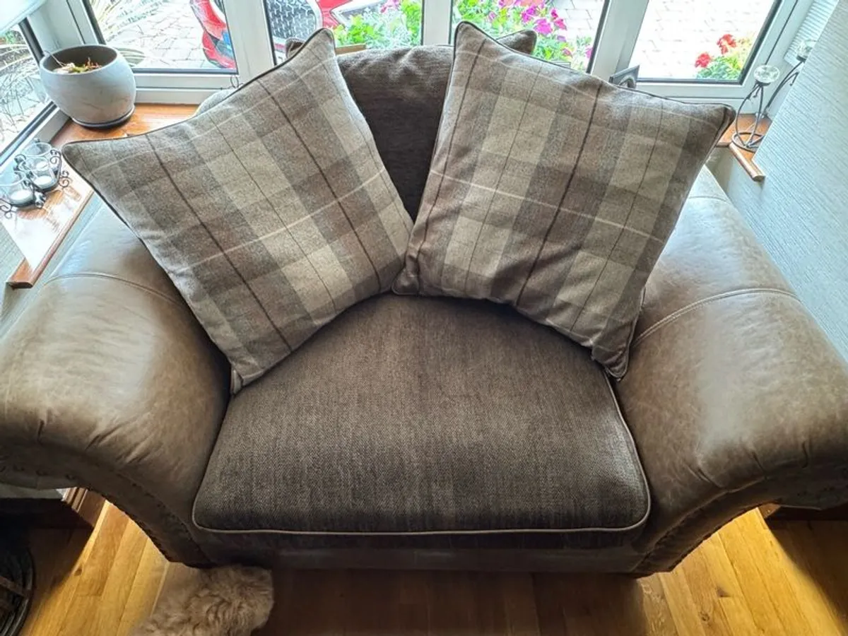 Sofas Alexander and James 4+2+1 seaters and large footstool. In extremely great condition. Very well maintained and very very comfortable. - Image 2