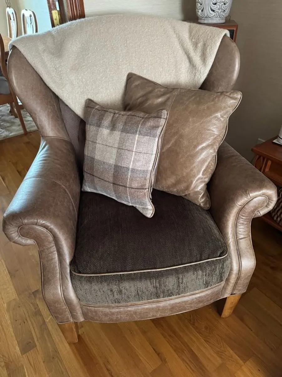 Sofas Alexander and James 4+2+1 seaters and large footstool. In extremely great condition. Very well maintained and very very comfortable. - Image 3