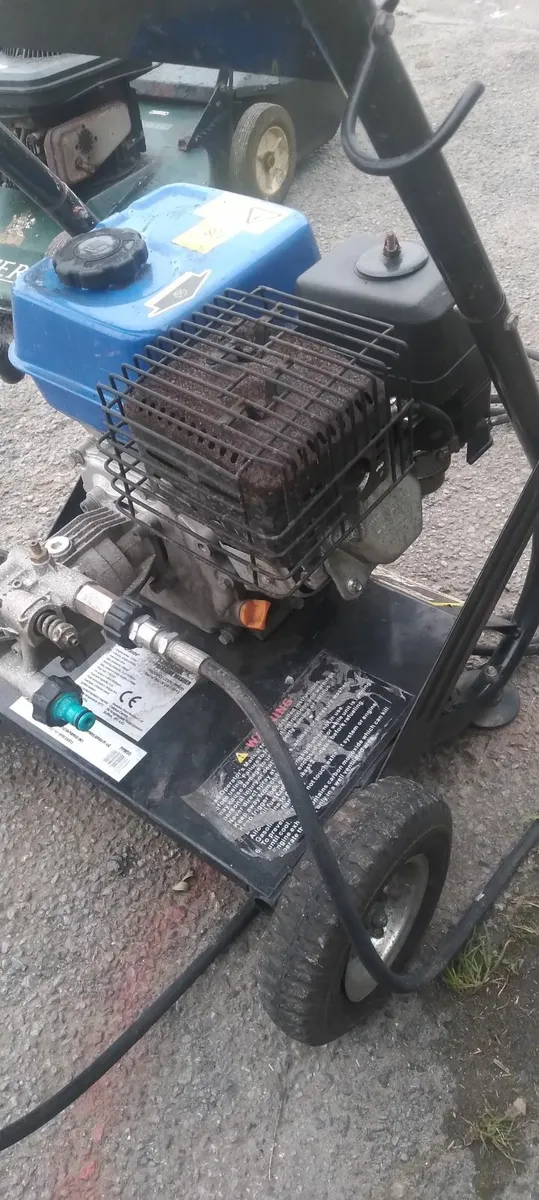 Power washer petŕol working perfect priced - Image 3