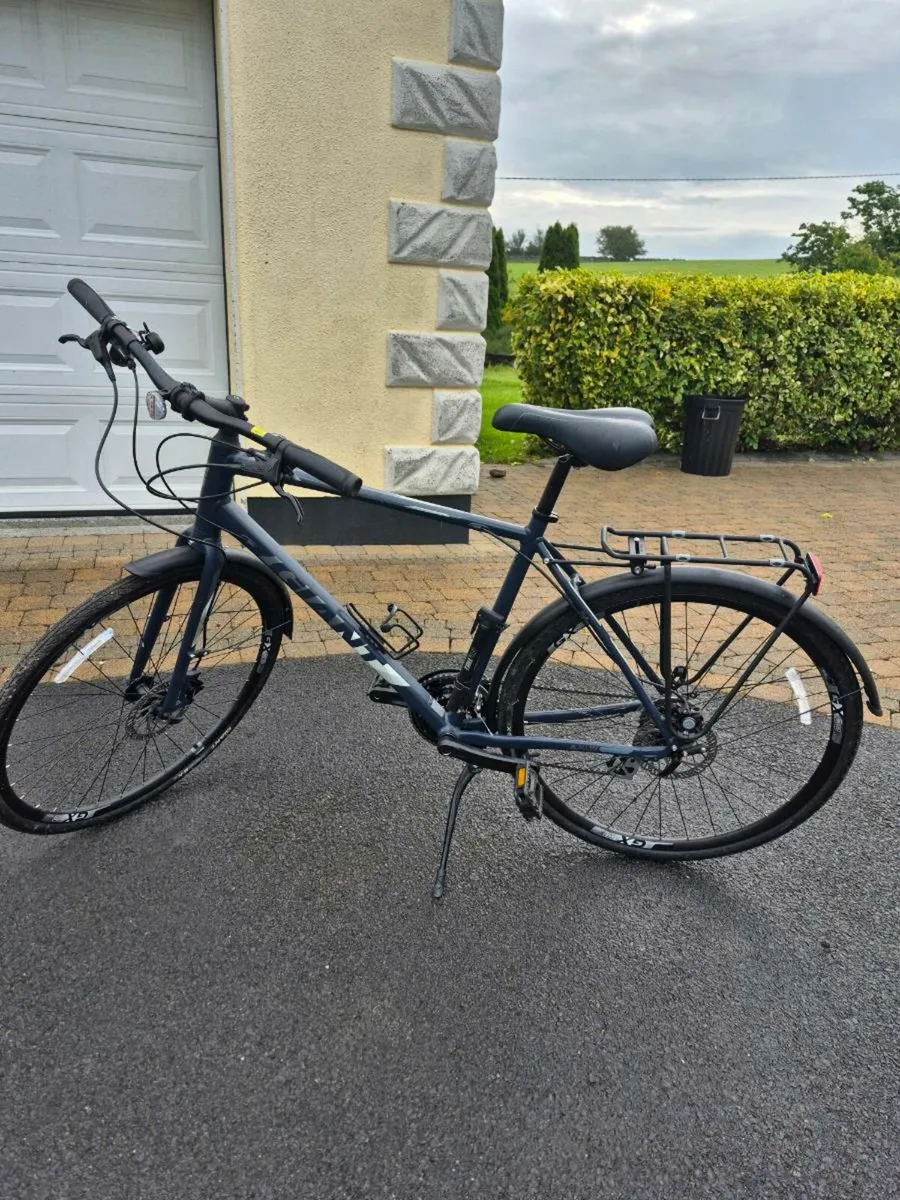 Giant city escape disc 2  mens bike - Image 1