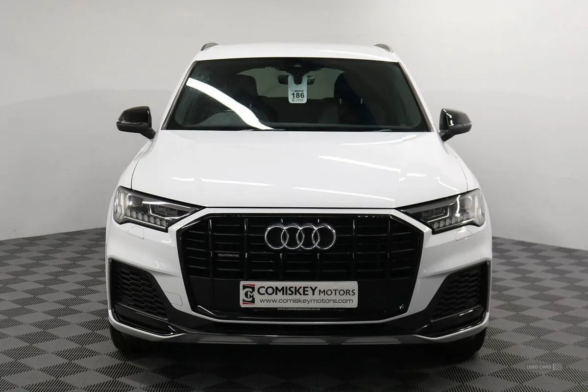 Audi Q7 Tfsie V6 Black Edition - Image 2