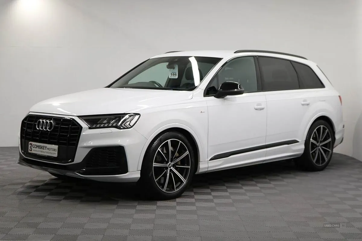 Audi Q7 Tfsie V6 Black Edition - Image 3