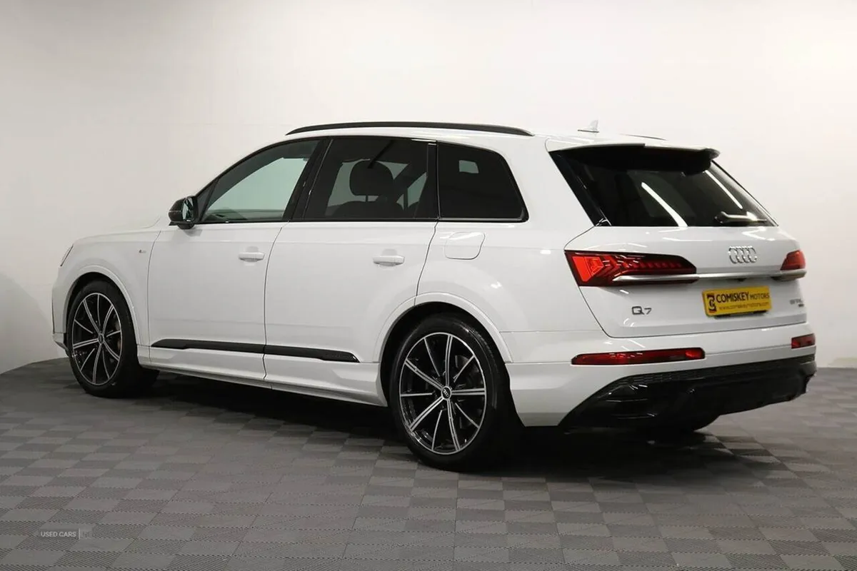Audi Q7 Tfsie V6 Black Edition - Image 4