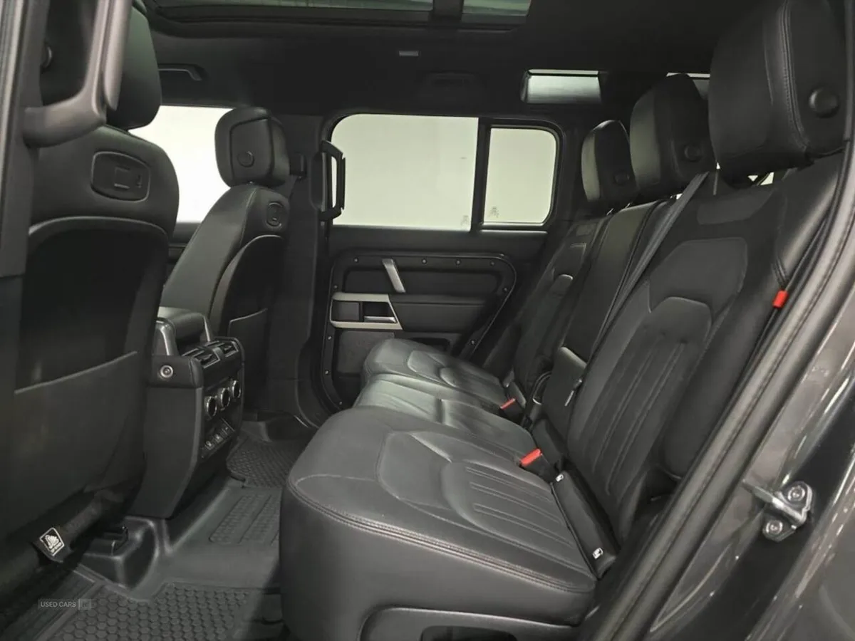 Land Rover Defender 3.0 D300 X-dynamic HSE 110 5d - Image 4