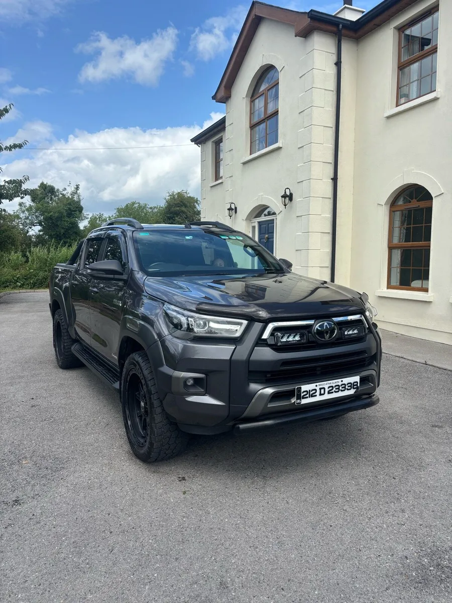 2021 Toyota Hilux invincible X - Image 3