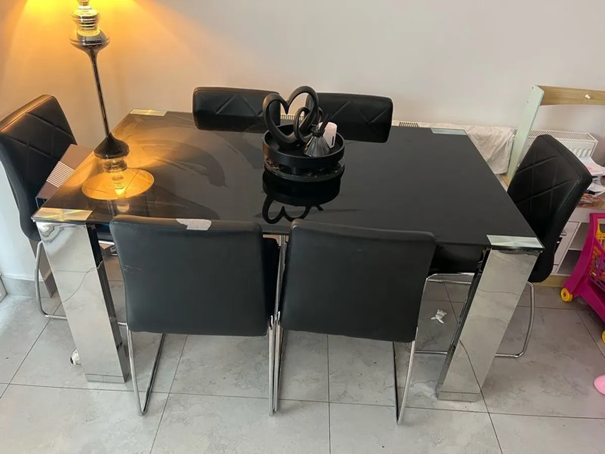 Glass dining room table & 6 chairs - Image 1