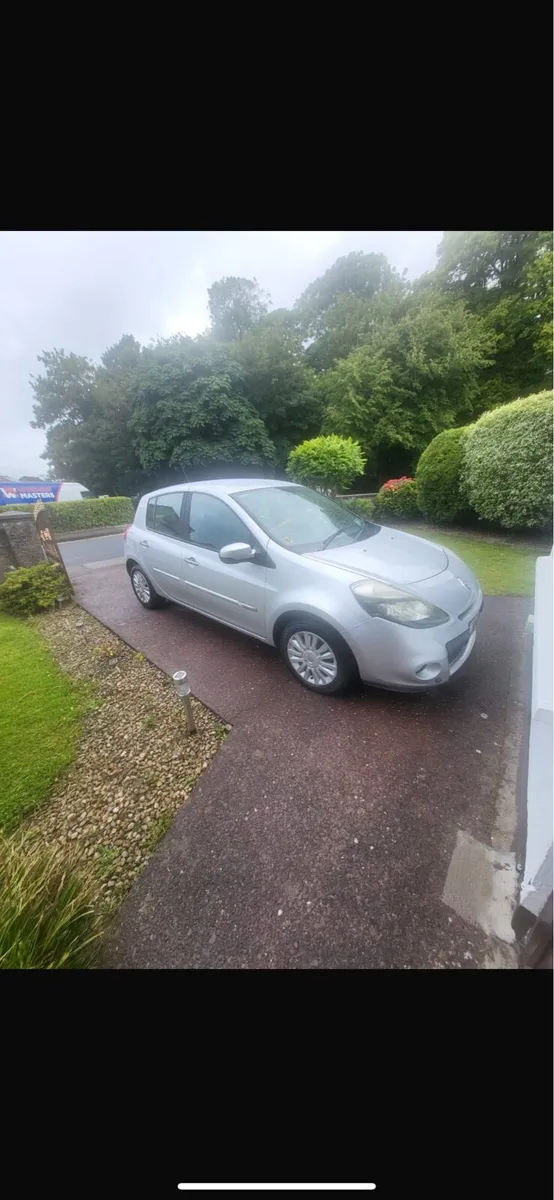 2010 Clio 1.2 petrol very low mileage 39km - Image 1