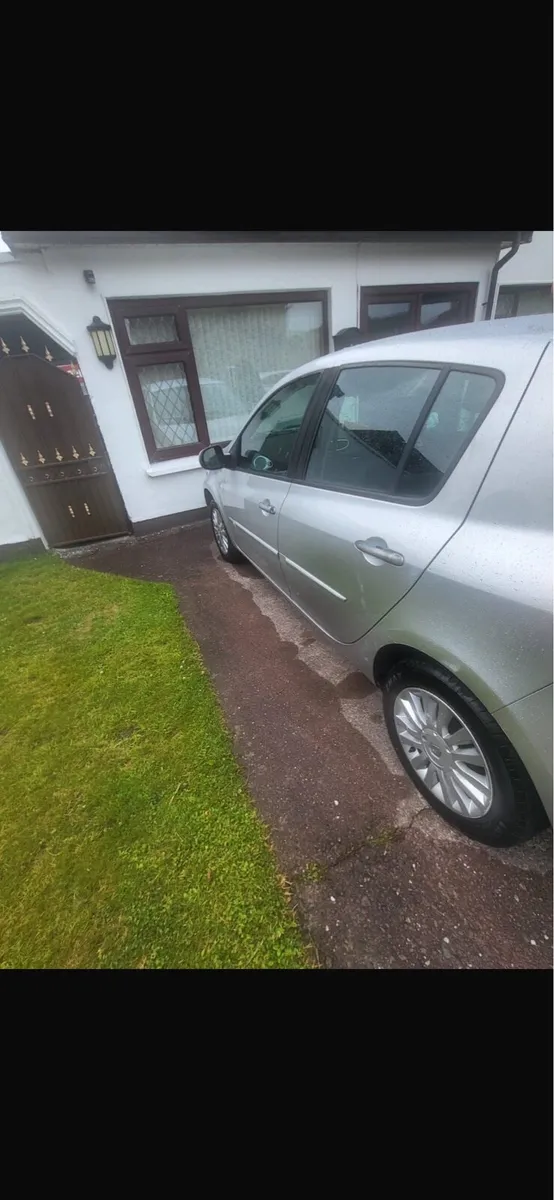 2010 Clio 1.2 petrol very low mileage 39km - Image 2