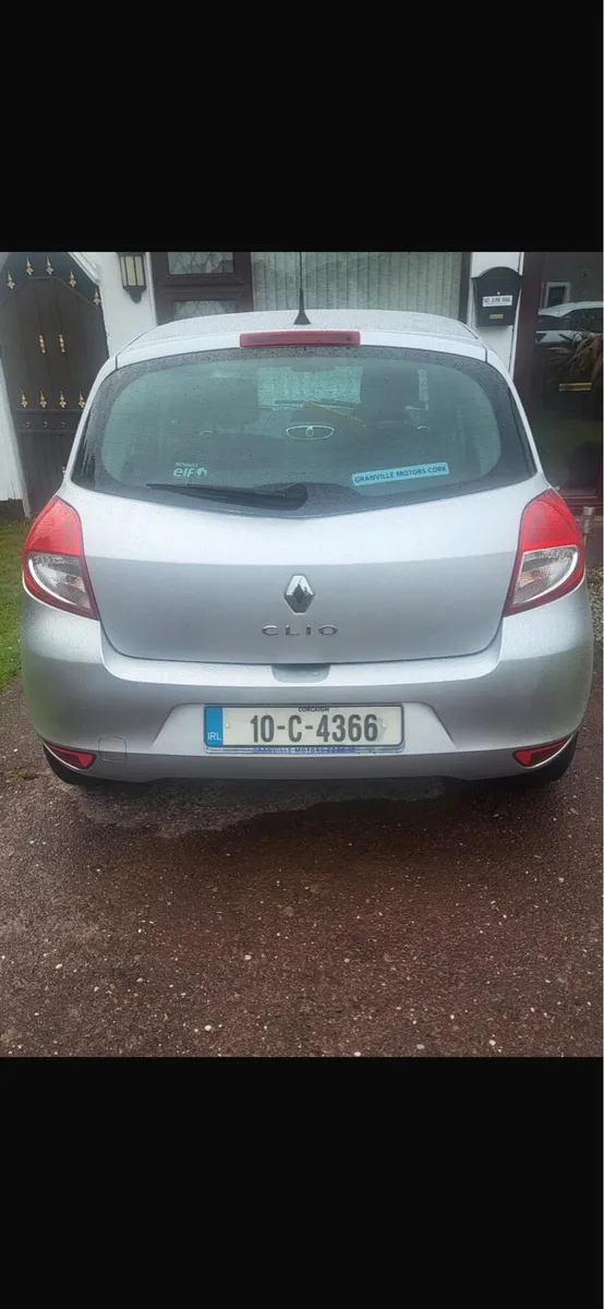2010 Clio 1.2 petrol very low mileage 39km - Image 3