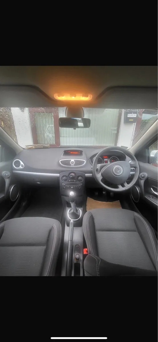 2010 Clio 1.2 petrol very low mileage 39km - Image 4