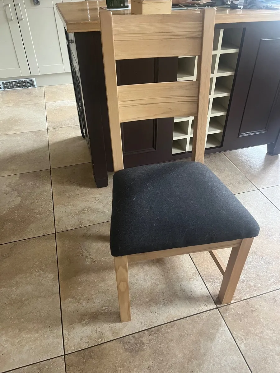 Kitchen table and chairs - Image 1