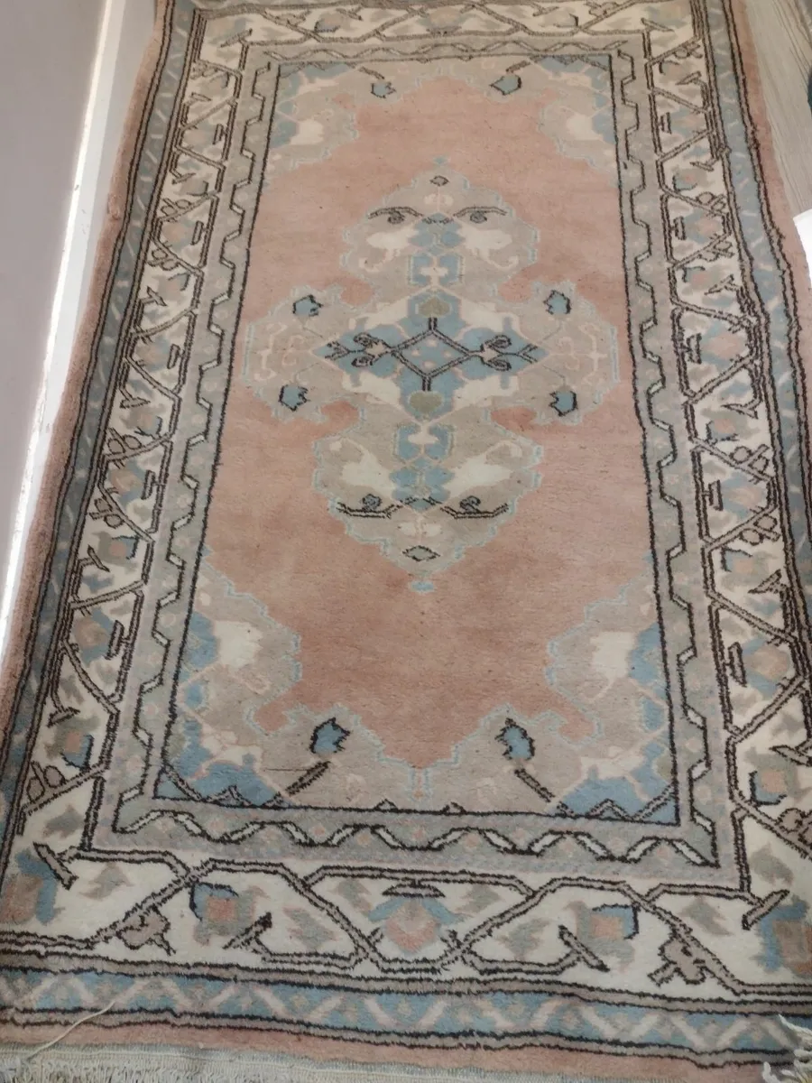 Heavy hand knotted wool rug - Image 1