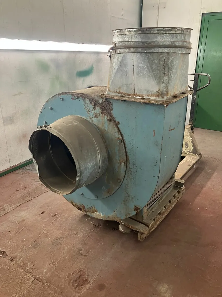 Extractor fan and motor. - Image 1