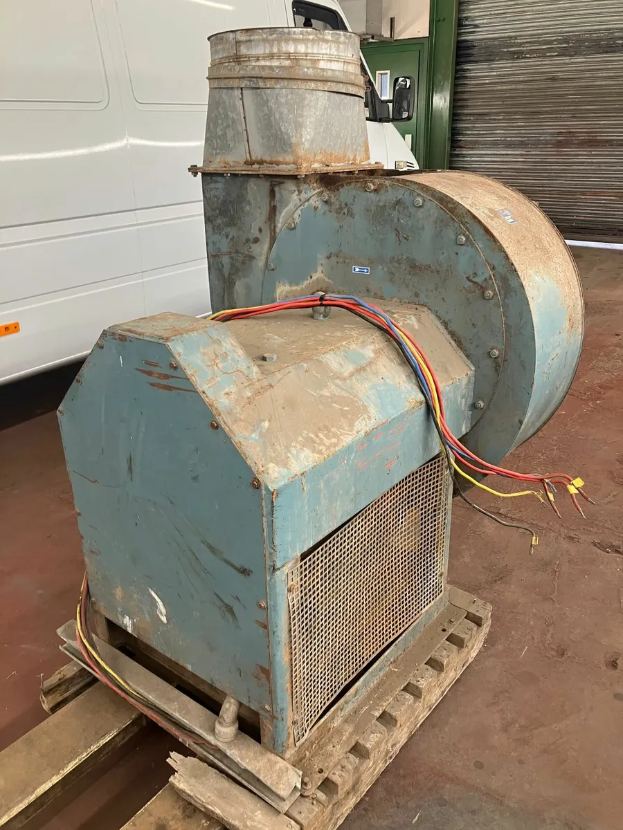 Extractor fan and motor. - Image 3