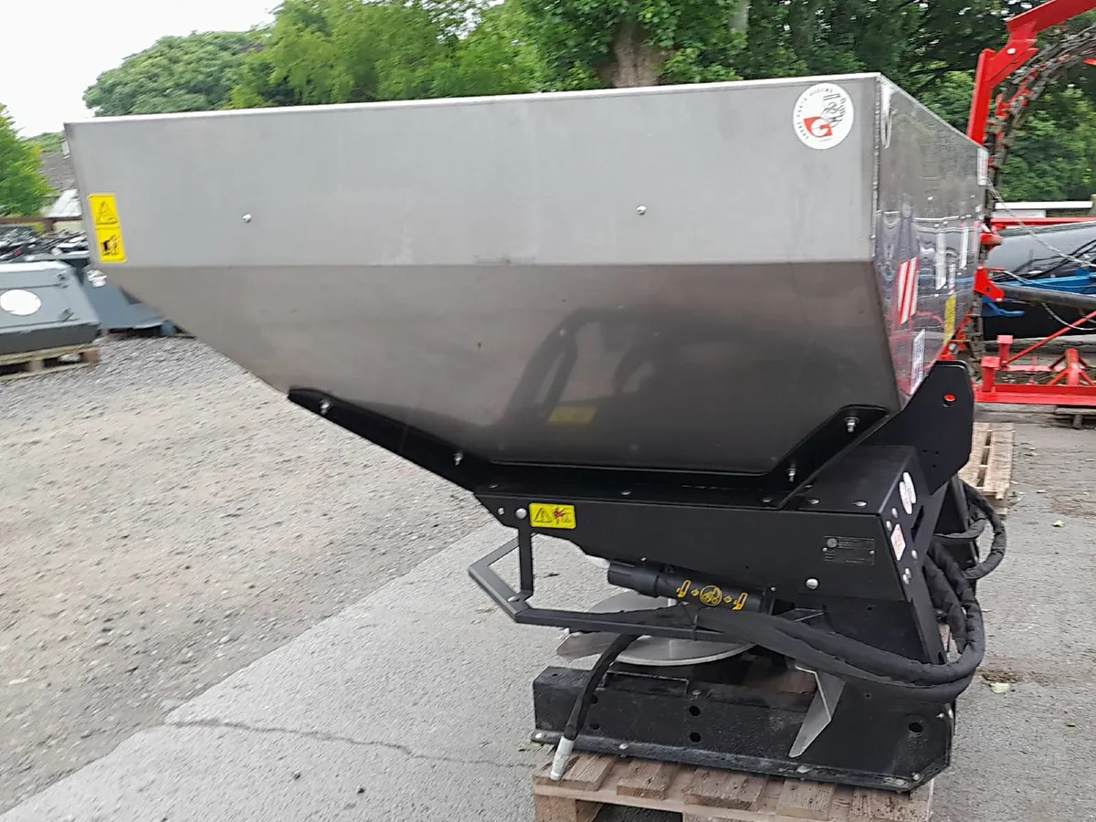 NEW COSMO 1.25 TONNE TWIN DISC FERT SPREADERS - Image 3