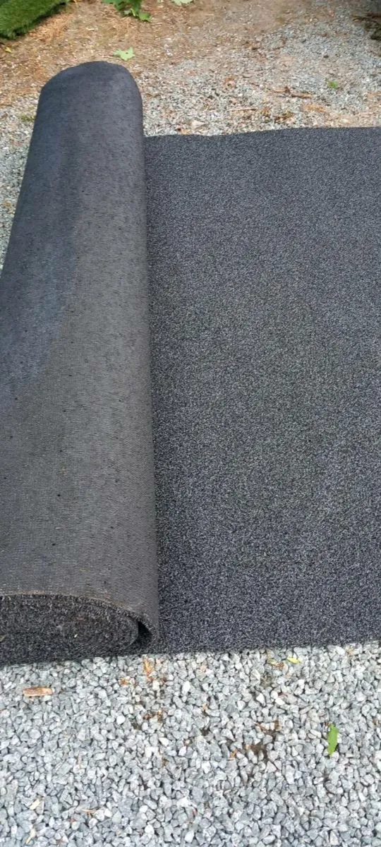 Roll of black artificial grass - Image 2