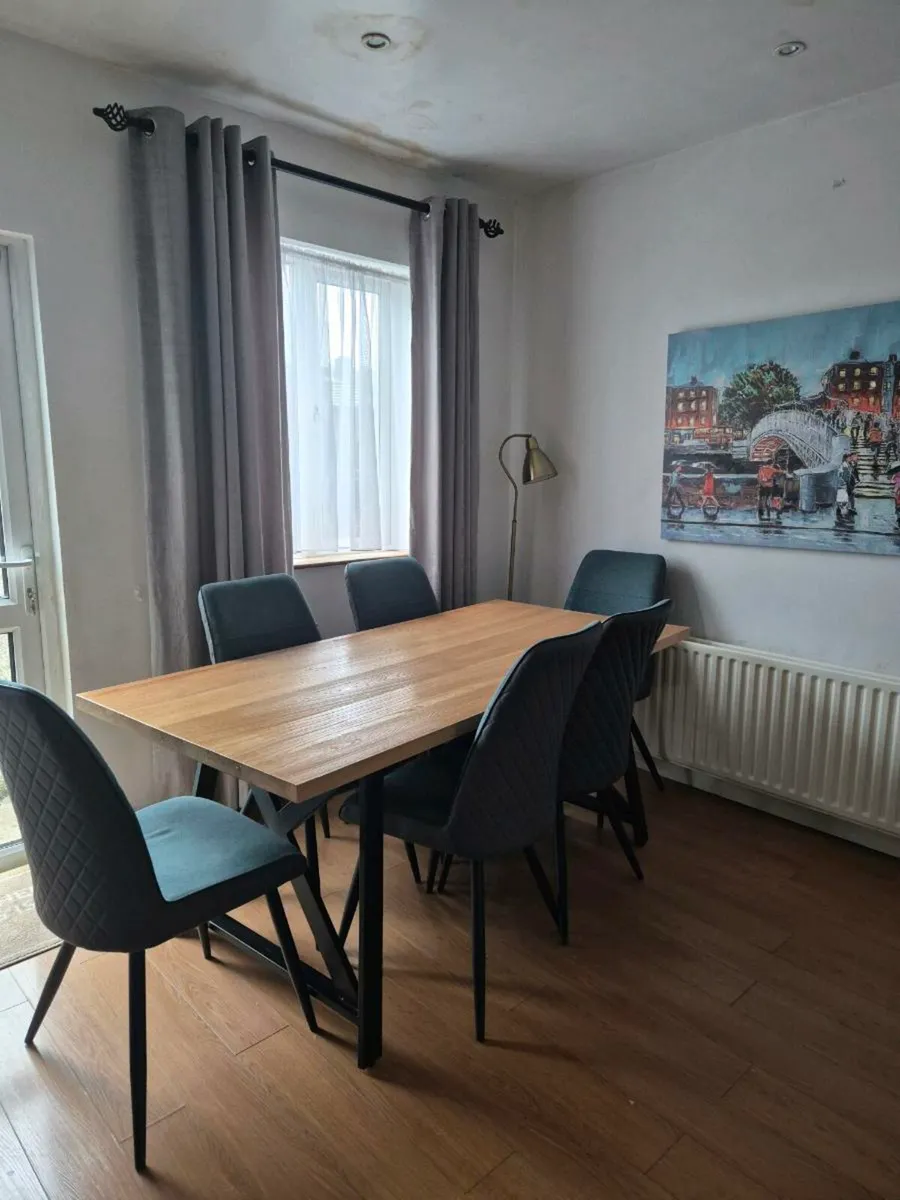 Table and chairs - Image 1