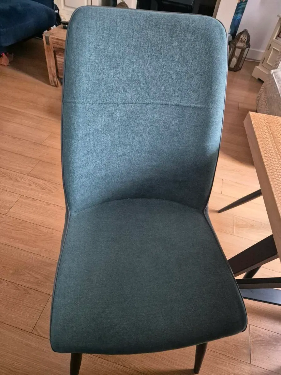 Table and chairs - Image 2