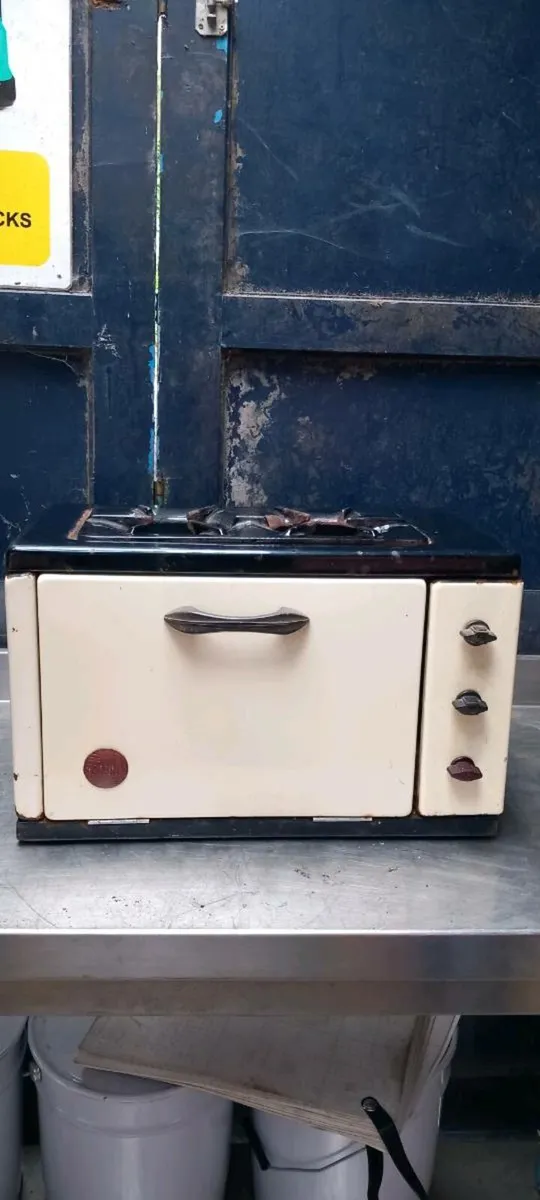 Small gas cooker/oven - Image 1