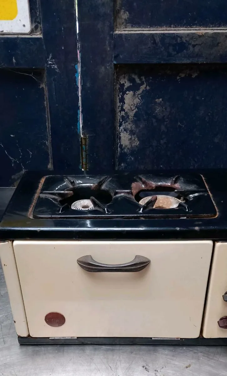 Small gas cooker/oven - Image 2