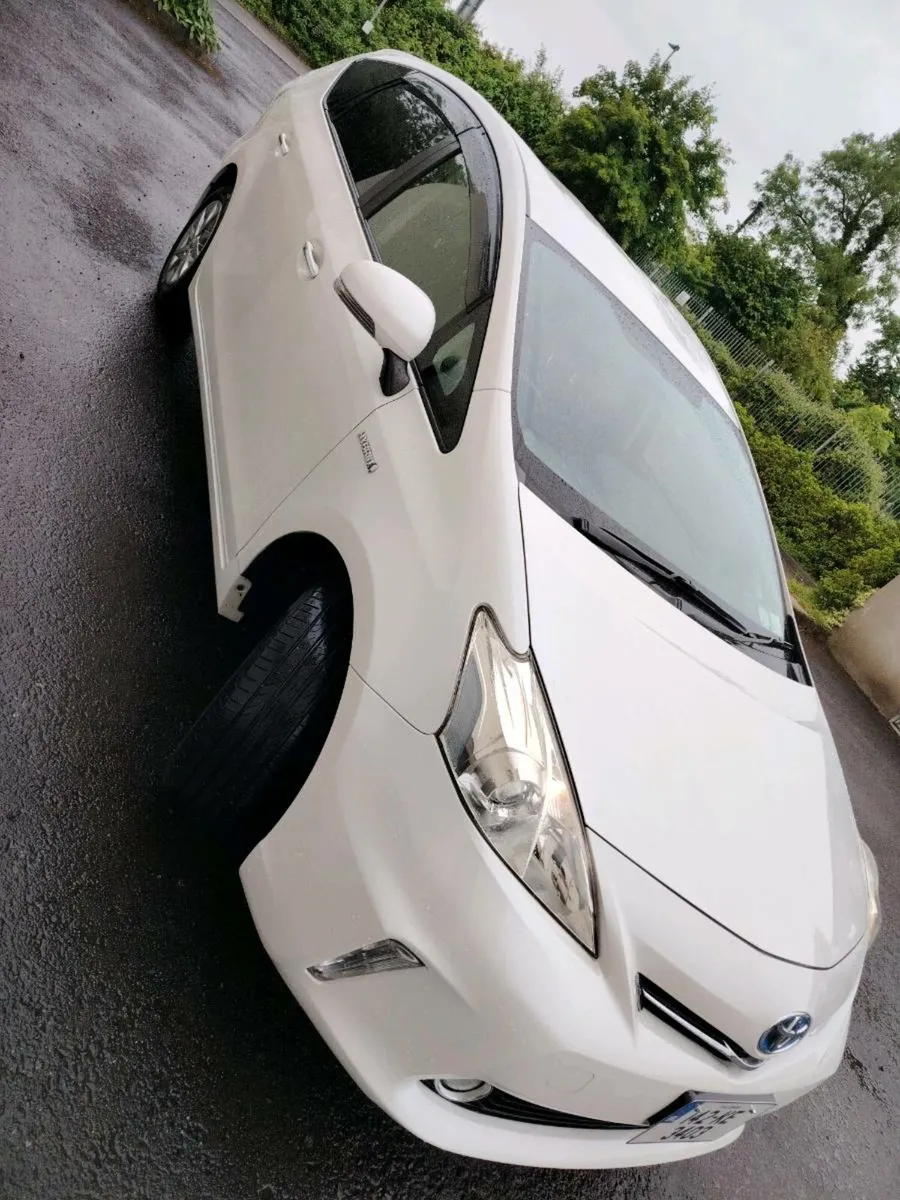 Toyota Prius Alpha - Image 2