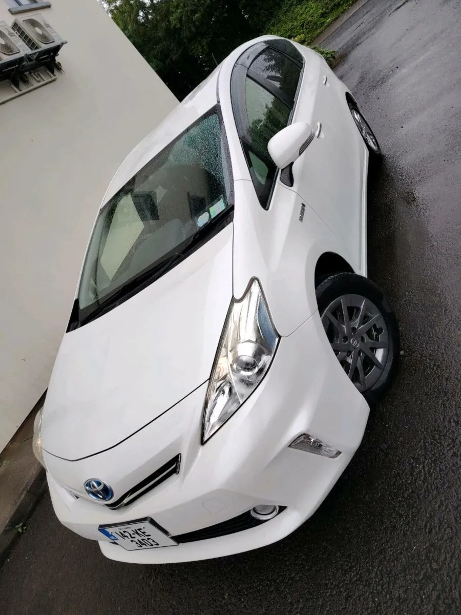 Toyota Prius Alpha - Image 3