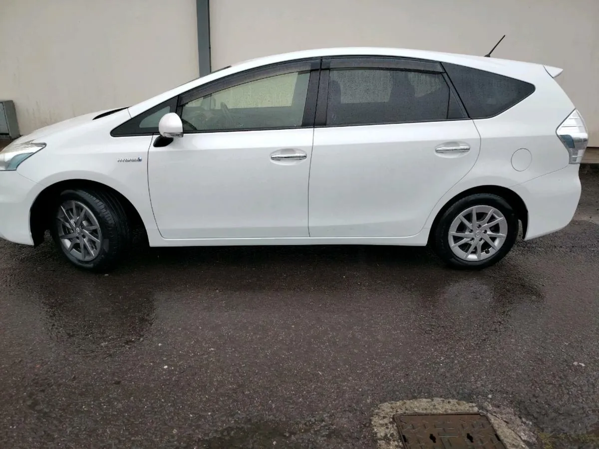 Toyota Prius Alpha - Image 4