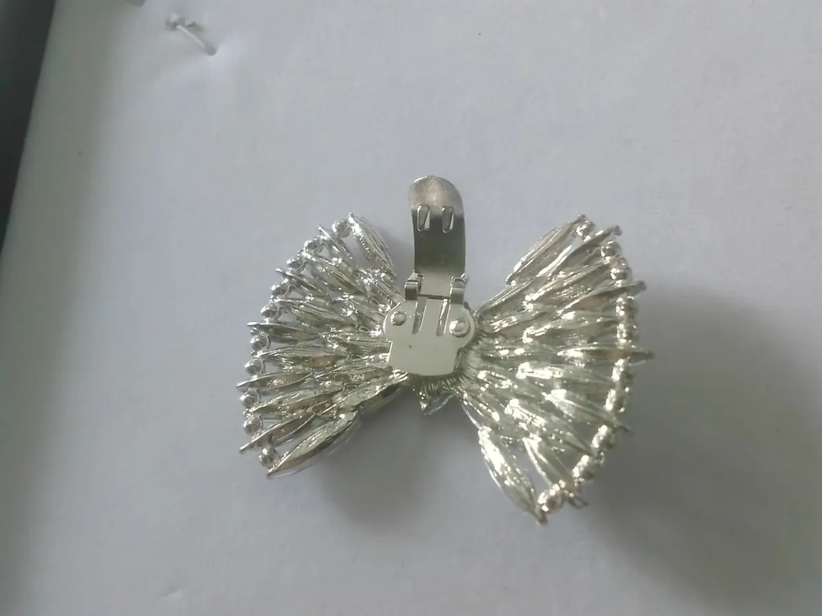 VINTAGE DIAMANTE CRYSTAL BOW CLIP BROOCH - Image 3