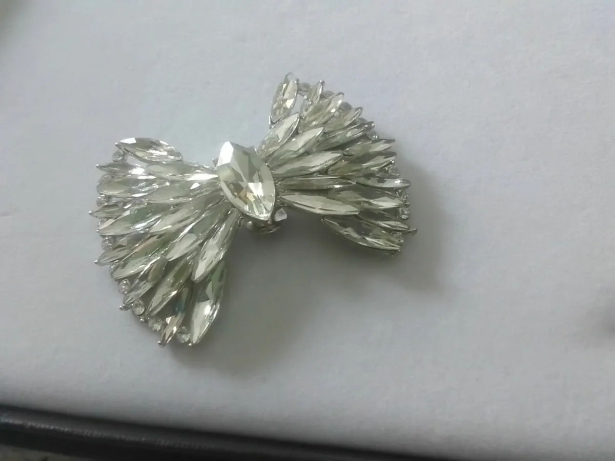 VINTAGE DIAMANTE CRYSTAL BOW CLIP BROOCH - Image 4