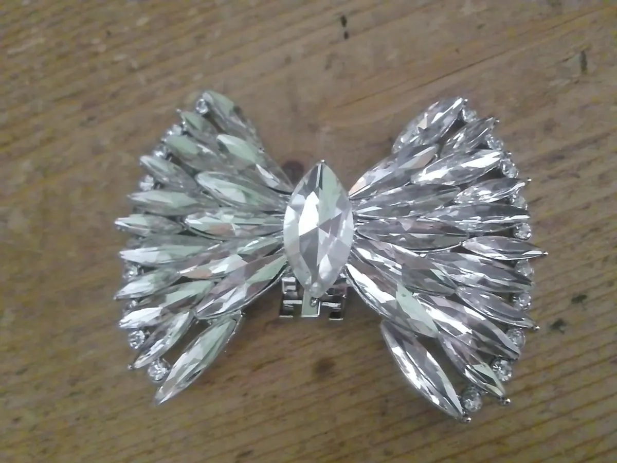 VINTAGE DIAMANTE CRYSTAL BOW CLIP BROOCH - Image 1