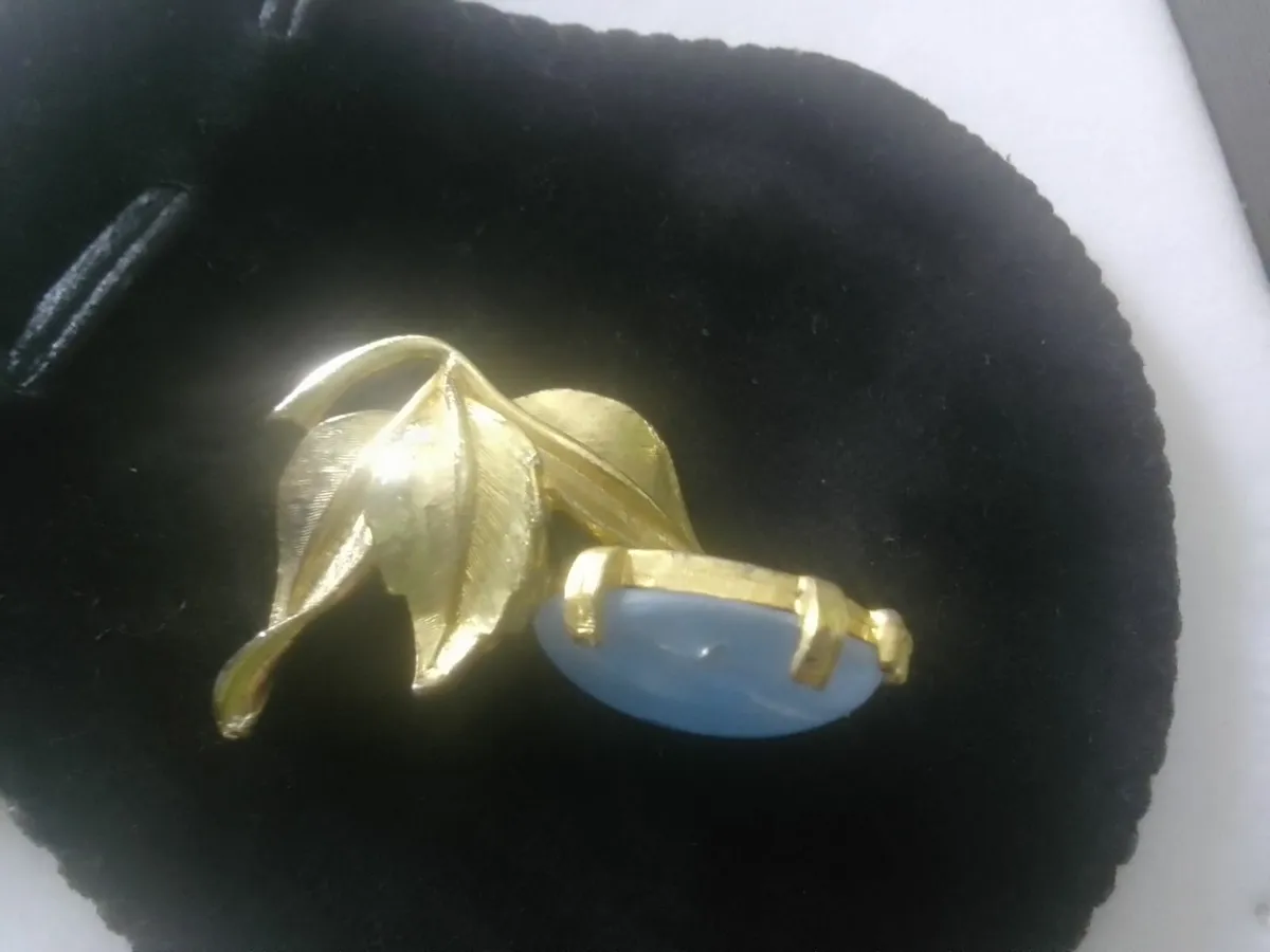 VINTAGE BLUE AGATE OVAL CABOCHON DROP BROOCH - Image 2