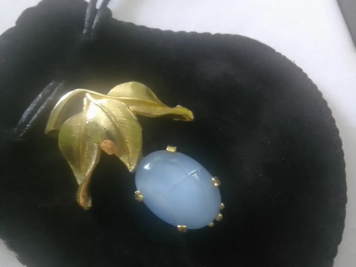 VINTAGE BLUE AGATE OVAL CABOCHON DROP BROOCH - Image 3