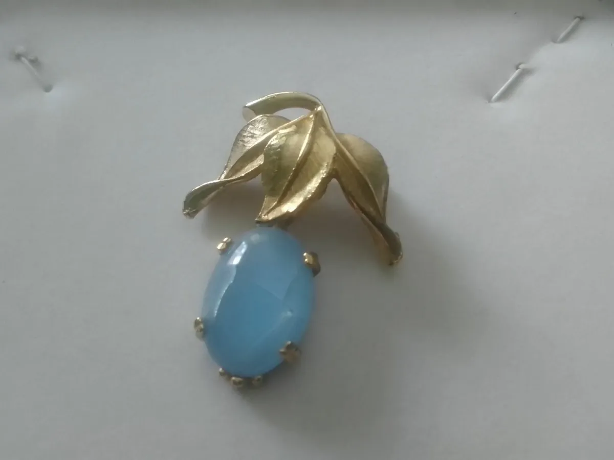 VINTAGE BLUE AGATE OVAL CABOCHON DROP BROOCH - Image 1