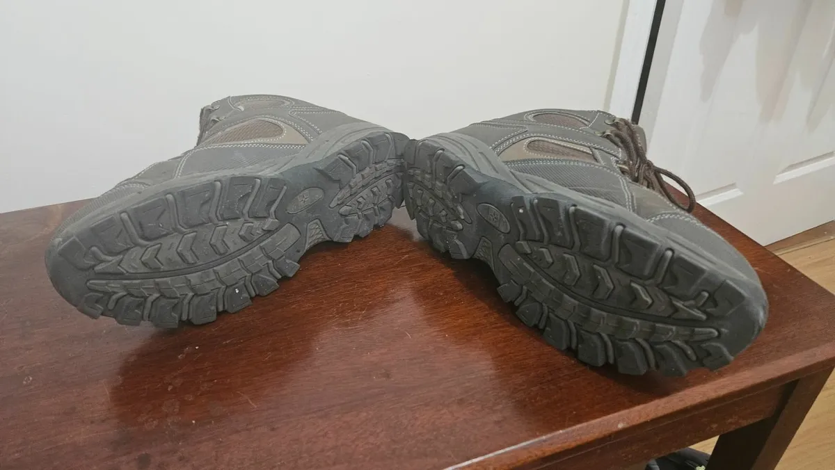 Mens hiking boots size 11 - Image 1