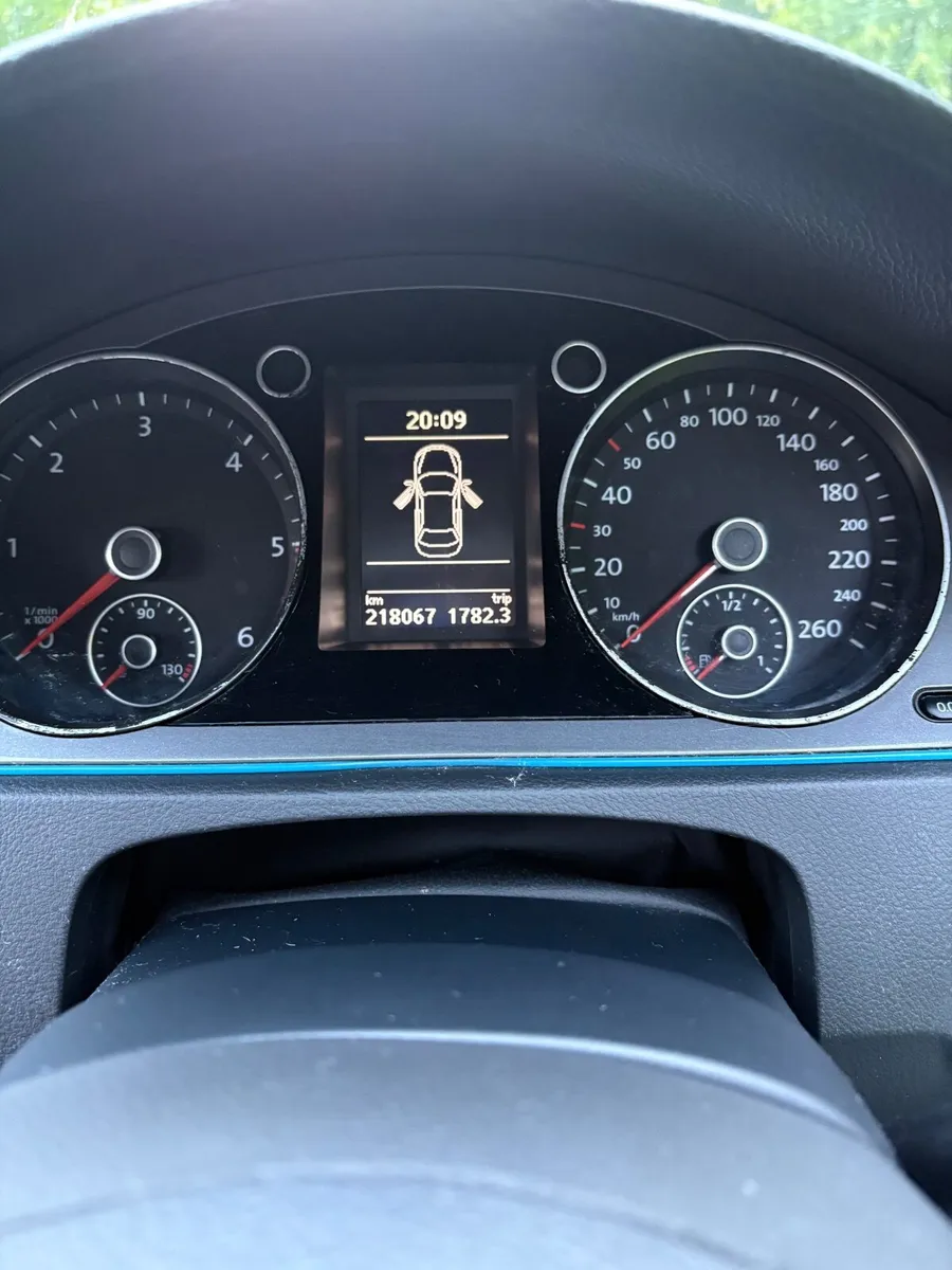 Volkswagen Passat 2010 - Image 2