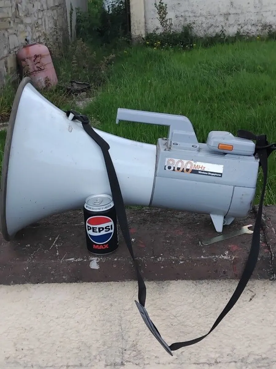 megaphone 800 MHz wireless with hand mic. - Image 1
