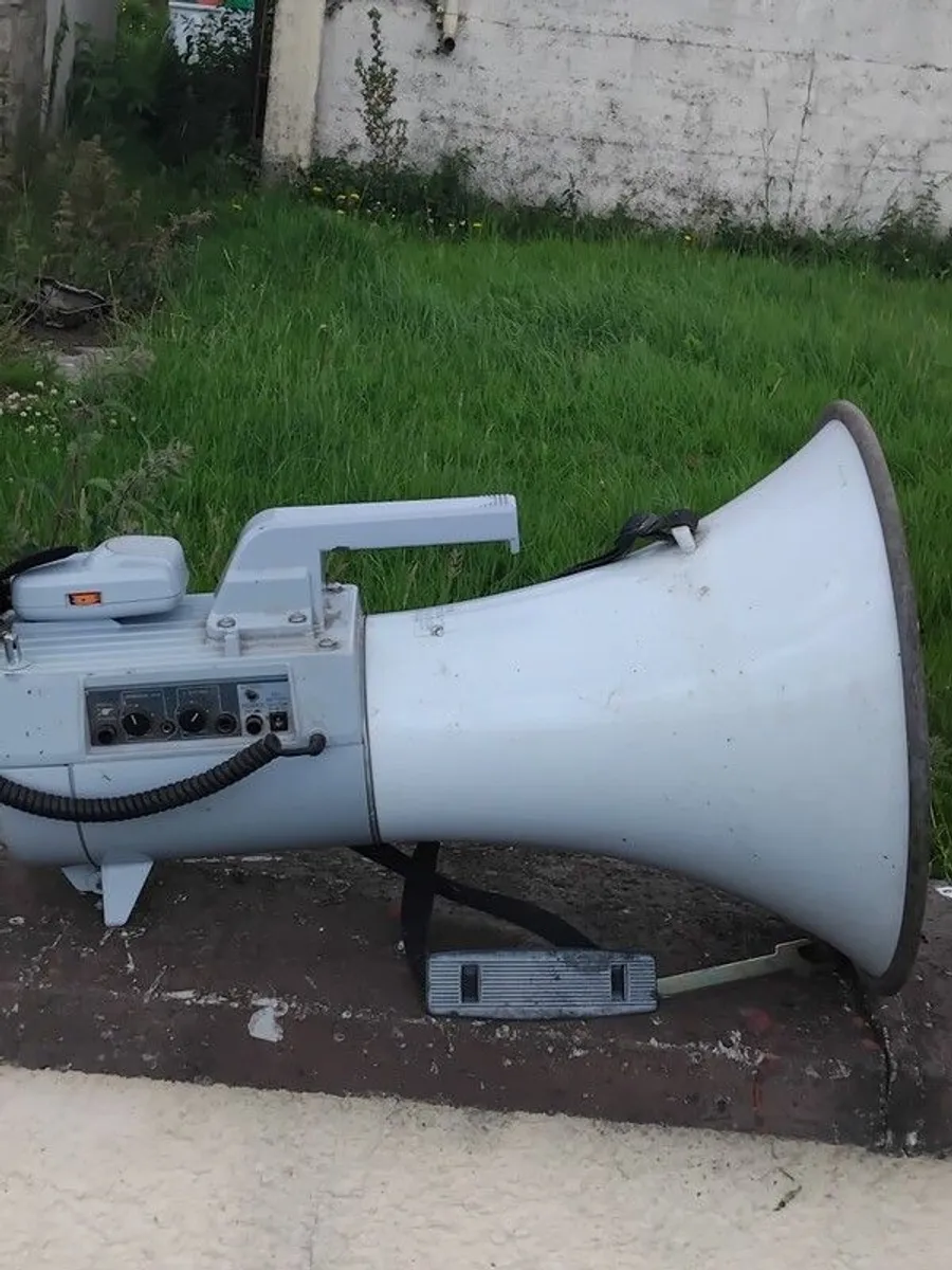 megaphone 800 MHz wireless with hand mic. - Image 2