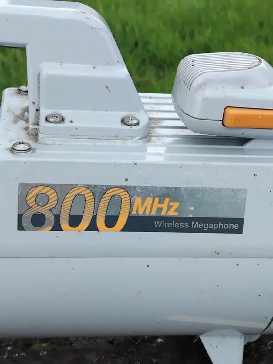 megaphone 800 MHz wireless with hand mic. - Image 3
