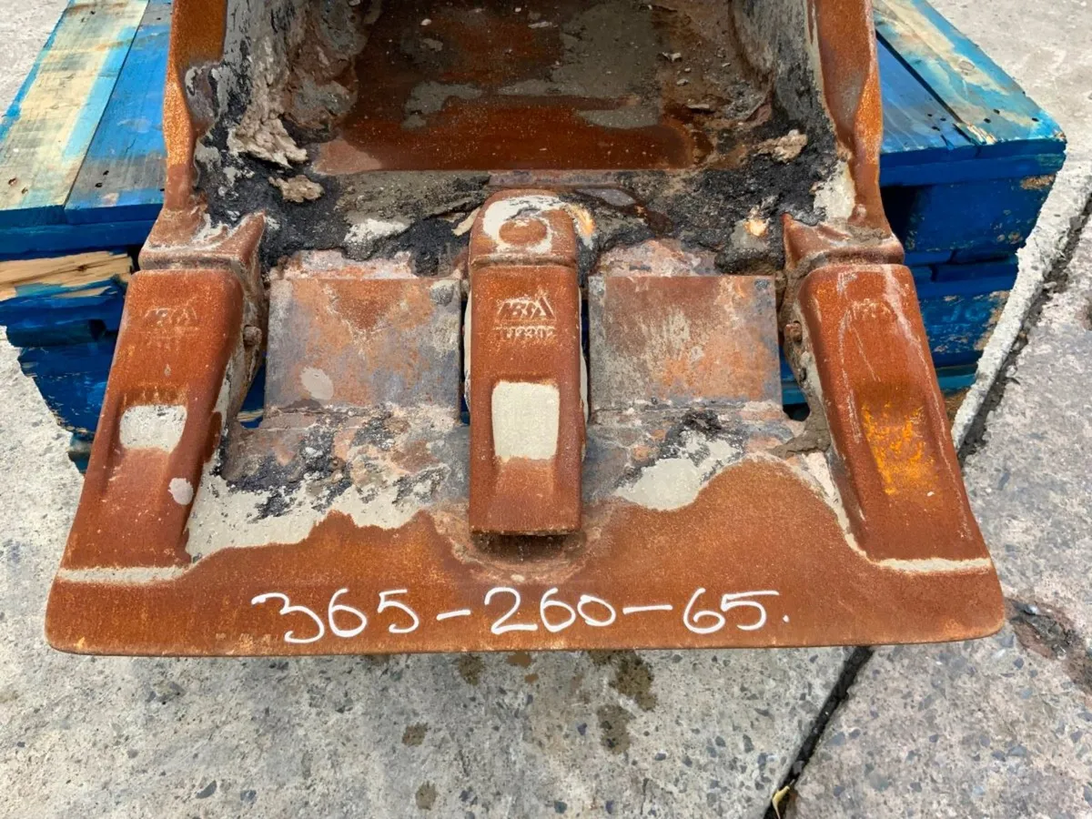 24" HILL DIGGING BUCKET...65mm PINS...........121 - Image 4