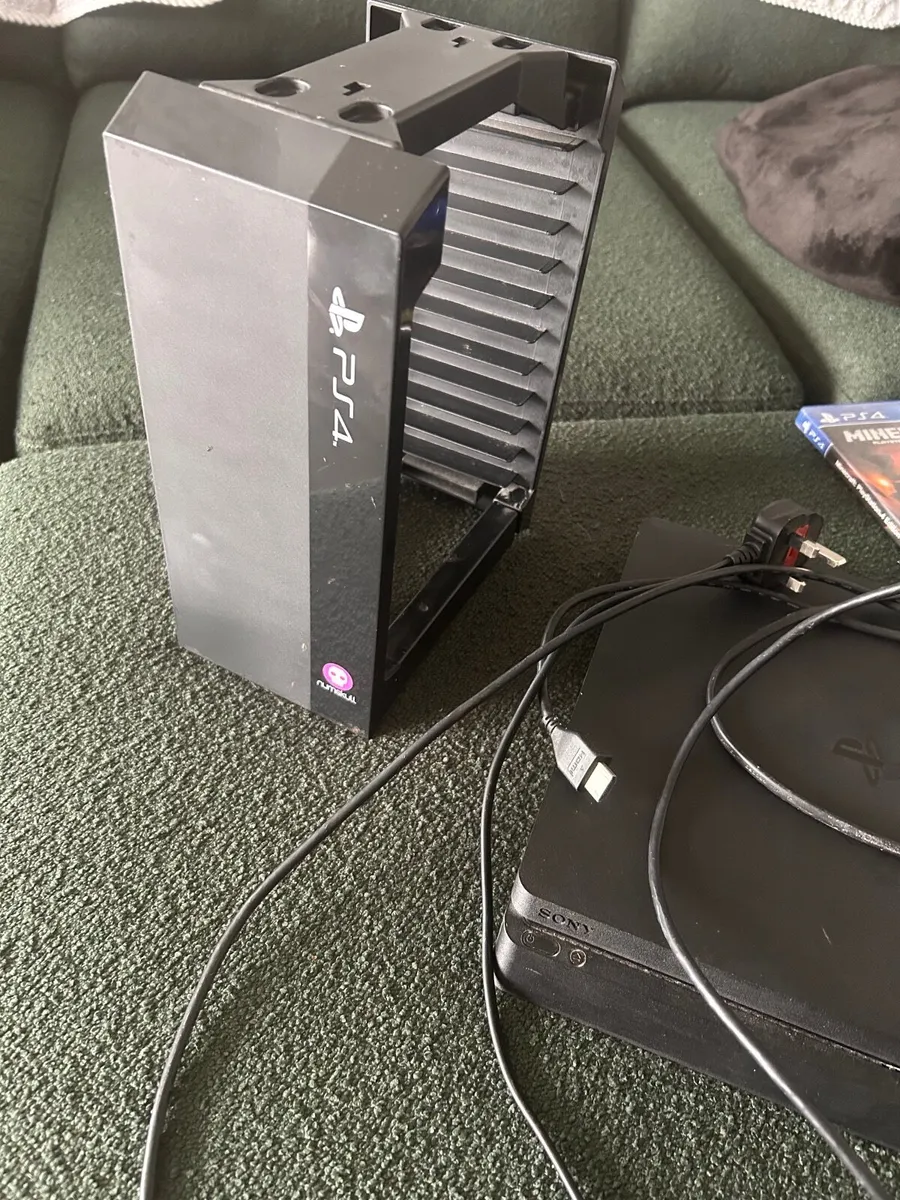 PlayStation 4 + accessories - Image 1