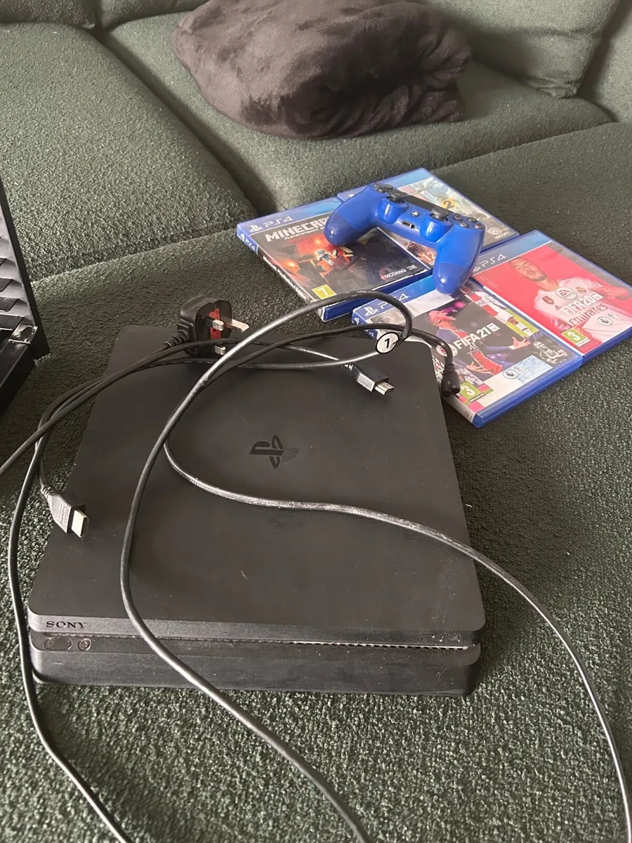 PlayStation 4 + accessories - Image 2